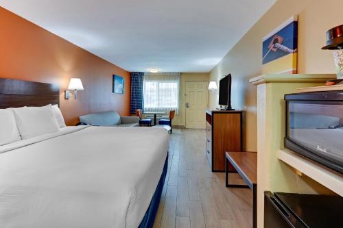 a hotel room with a bed and a tv at Captains Quarters Inn in Port Aransas