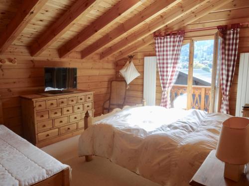 Кровать или кровати в номере Chalet Demi-Quartier, 7 pièces, 14 personnes - FR-1-560-36