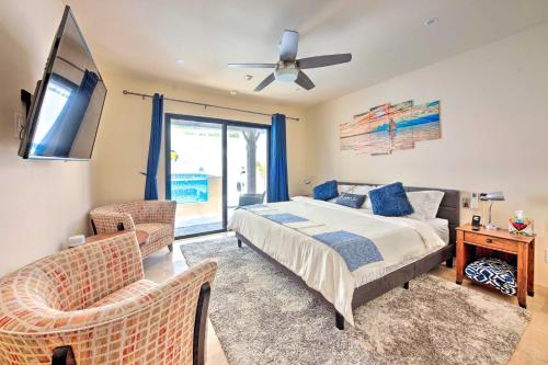 um quarto com uma cama, uma televisão e um sofá em Casa Verde in Cabo San Lucas - 3 Mi to Marina! em Cabo San Lucas