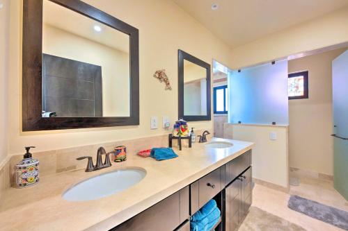 uma casa de banho com 2 lavatórios e um espelho grande em Casa Verde in Cabo San Lucas - 3 Mi to Marina! em Cabo San Lucas