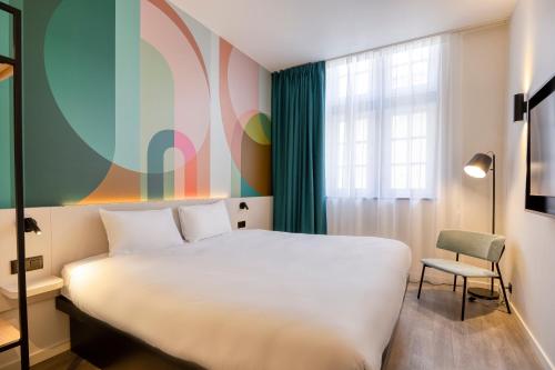 Un pat sau paturi într-o cameră la B&B HOTEL Hasselt