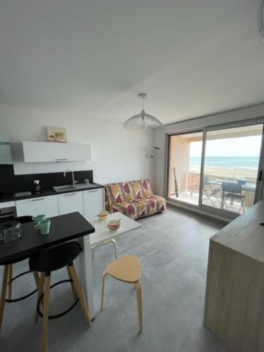 une cuisine et un salon avec vue sur l'océan dans l'établissement Appartement T2, 2 a 4 Personnes avec une Vue sur Mer 4TL25, à Narbonne-Plage