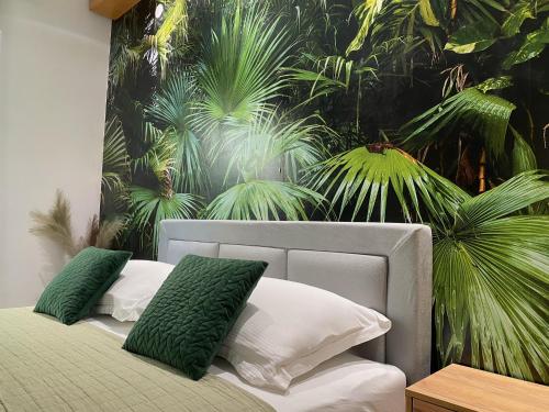 1 dormitorio con 1 cama con almohadas verdes y blancas en Villa Norah en Podgora