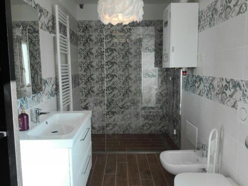 Ванна кімната в Veronauptoyou Apartments