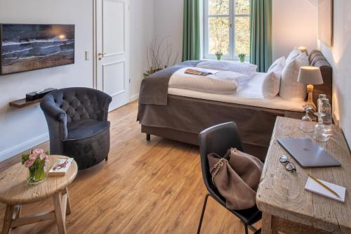 a bedroom with a bed and a table and chairs at Schloss Rattey in Schönbeck