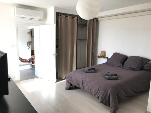 une chambre avec un grand lit dans une pièce dans l'établissement Appartement climatisé avec terrasse, à Carcassonne