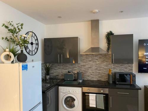 Кухня или мини-кухня в Brand New Property - Bradford City Centre
