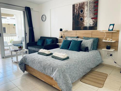 Ένα ή περισσότερα κρεβάτια σε δωμάτιο στο Ev Zin:Cozy, Newly rennovated, Studio, Swimming Pool B102