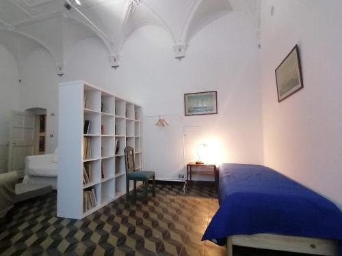 een slaapkamer met een bed en een boekenplank bij Sweet dreams a Villa Migone - Appartamento a uso turistico in Genua