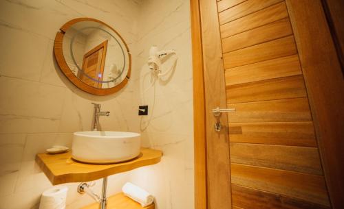 Bilik mandi di Hotel Kulla e Bajraktarit