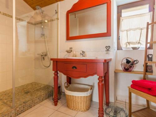 Koupelna v ubytování Gîte Accessible avec Jardin Fleuri près de Pornic, Éco-rénové et Équipé (Vélos, WiFi, Cheminée) - FR-1-306-957