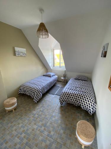 - 2 lits dans une chambre mansardée dans l'établissement La Pichonnière, à Isigny-le-Buat