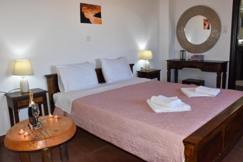 um quarto com uma cama e uma mesa com um espelho em Madares Apartments Anopolis em Sinoikismós Kámbos