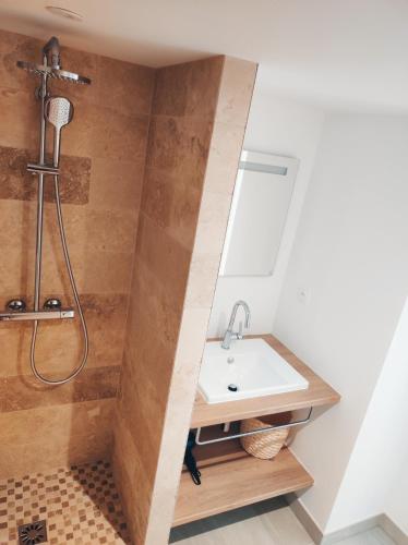 une salle de bain avec un lavabo et un miroir dans l'établissement Barneville Plage cosy à 150m à de la mer, à Barneville-Carteret