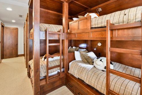 a bedroom with bunk beds in a room at Arrowleaf Lodge - 3 Bed Condo #302 in Park City