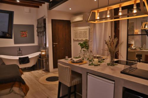 a kitchen and living room with a bath tub at Lofts amantes de Toledo -LOFT SAGRARIO in Toledo