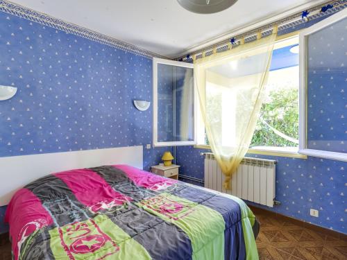 a bedroom with blue walls with polka dots at Villa T4 à Biscarrosse Plage, jardin privé, WiFi, 50m de la plage, 6 personnes - FR-1-521-150 in Biscarrosse