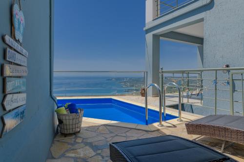 สระว่ายน้ำที่อยู่ใกล้ ๆ หรือใน Κefalonia Golden View Villa