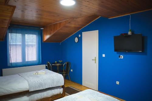 Кровать или кровати в номере Royal TSV Rooms