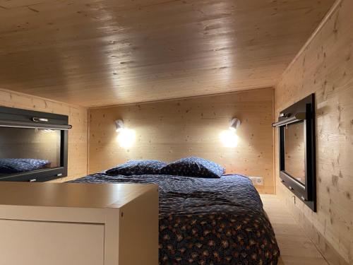 - une chambre avec un lit dans une petite pièce dans l'établissement TINY HOUSE LA FARIGOULE, à Pélissanne