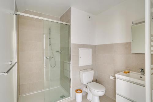 La salle de bains est pourvue d'une douche, de toilettes et d'un lavabo. dans l'établissement "Le Massilia" Beau duplex avec balcon à Marseille, à Marseille