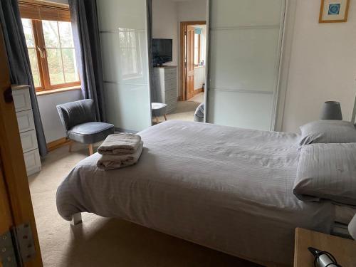 Un dormitorio con una cama grande y una silla. en 3 The Courtyard Castle Dargan, en Ballygawley