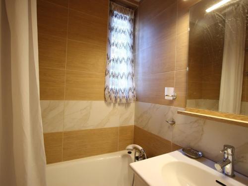 Ванная комната в Appartement Chamrousse, 2 pièces, 6 personnes - FR-1-549-53