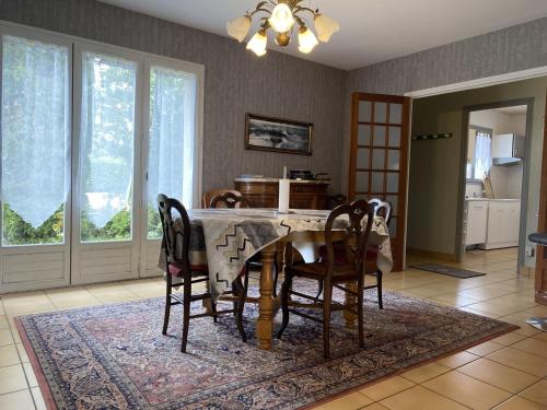 une salle à manger avec une table et des chaises dans l'établissement Maison calme à Belz, jardin clos, proche mer et commerces, idéale familles, animaux acceptés - FR-1-397-49, à Belz