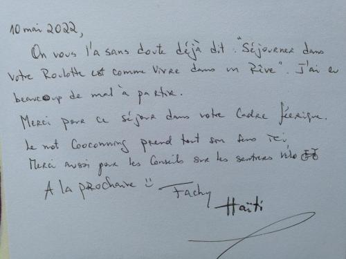 a piece of paper with handwriting on it at Gîtes Les Perouilles - La Roulotte Climatisée avec Jacuzzi de Josépha in Puymiclan