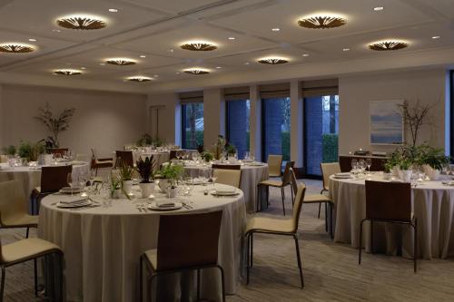 Ein Restaurant oder anderes Speiselokal in der Unterkunft Kimpton Sylvan Hotel Buckhead Atlanta 