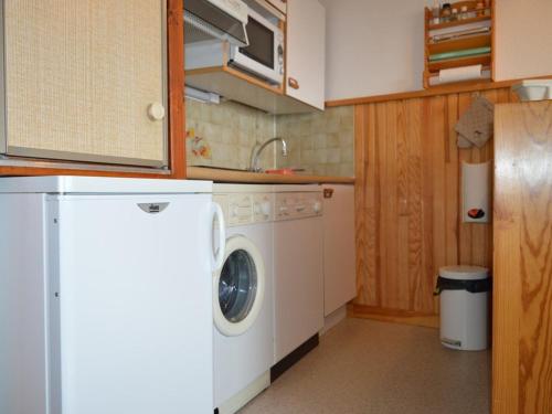 une cuisine avec une machine à laver et un évier dans l'établissement Charmant T2 Cabine avec balcon et parking à Font-Romeu - FR-1-580-12, à Font-Romeu-Odeillo-Via