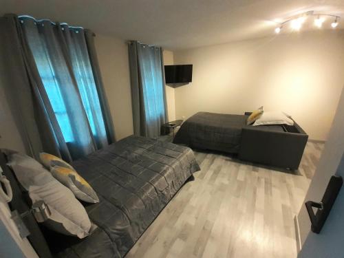 Un pat sau paturi într-o cameră la Les appartements du Saint Hubert
