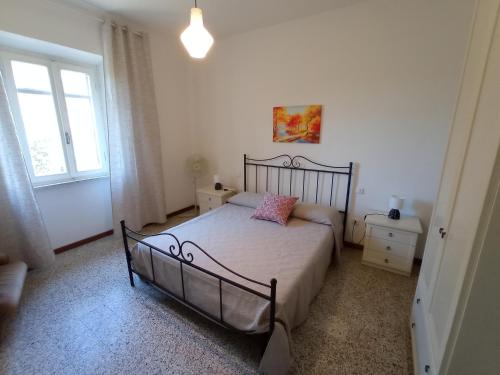 1 dormitorio con cama y ventana en Agriturismo San Giorgino, en Grosseto