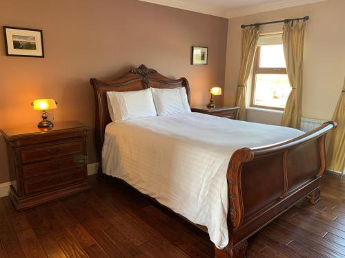 Ένα ή περισσότερα κρεβάτια σε δωμάτιο στο Wild Atlantic Breeze Guesthouse
