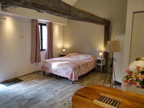 1 dormitorio con 1 cama y 1 mesa en Gites LA CHAUMONIERE en Chaumont-sur-Loire