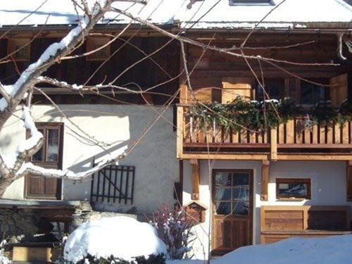 Photo de la galerie de l'établissement Chalet cosy 3-4 pers, idéalement situé, à 500m des pistes et 100m des commerces - FR-1-342-220, à Beaufort