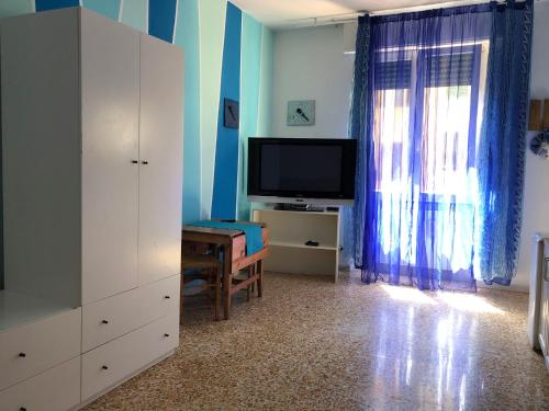 sala de estar con TV y tocador en Home Willy, en Florencia