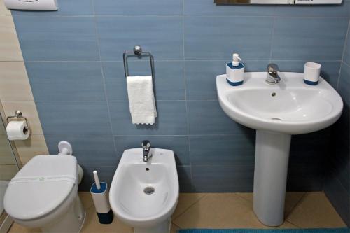 パレルモにあるAntica Palermoのバスルーム(トイレ、洗面台付)