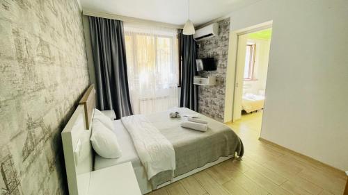 Habitación de hotel con cama y ventana en Guest House Royal Comfort With Terrace, en Kutaisi