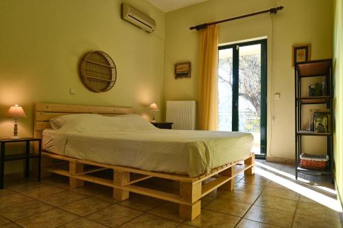 En eller flere senge i et værelse på Pavlos' cottage with beach view