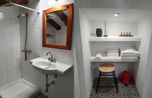 a small bathroom with a sink and a mirror at LA MUNTANYA - Apartamentos Rural Guadalest in Benimantell