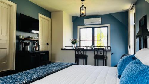 um quarto com uma cama com uma parede azul em Stone's Throw Stratford em Stratford
