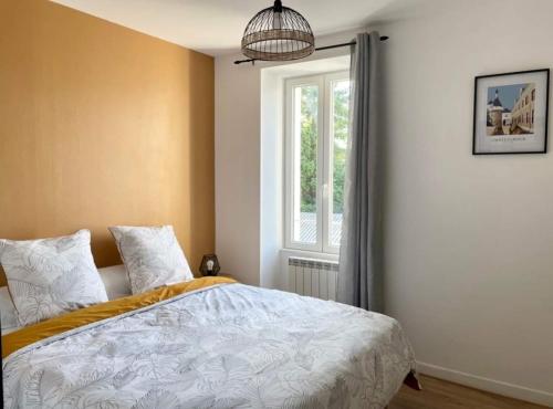 a bedroom with a bed and a window at Les Rives du Château in Châteauroux