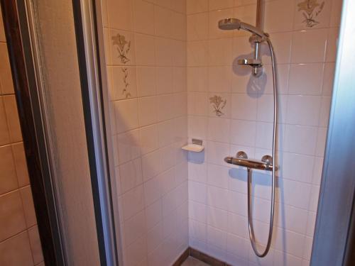 een douche met een douchekop in de badkamer bij Gîte La Bresse, 3 pièces, 4 personnes - FR-1-589-97 in La Bresse