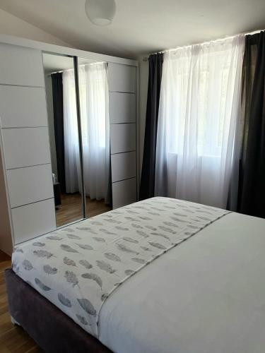Una cama o camas en una habitación de Apartment Macic Dub II