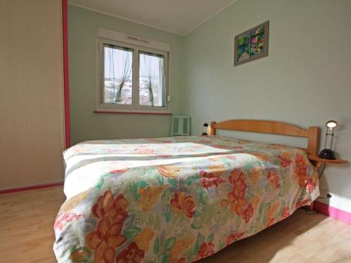 1 dormitorio con 1 cama con colcha colorida en Gîte La Bresse, 3 pièces, 4 personnes - FR-1-589-189, en La Bresse