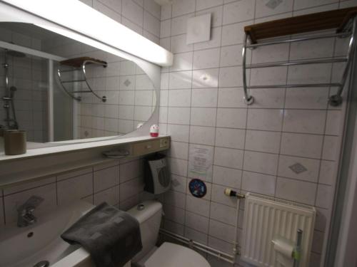 uma casa de banho com um WC, um lavatório e um espelho. em Gîte Wisembach, 1 pièce, 2 personnes - FR-1-589-236 em Wisembach