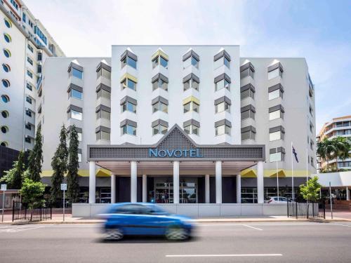 ein Auto, das vor einem Hotel fährt in der Unterkunft Novotel Darwin CBD in Darwin