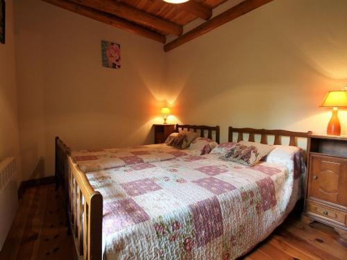 1 dormitorio con 1 cama de madera y 2 lámparas en Gîte Allègre, 4 pièces, 6 personnes - FR-1-582-151, en Allègre