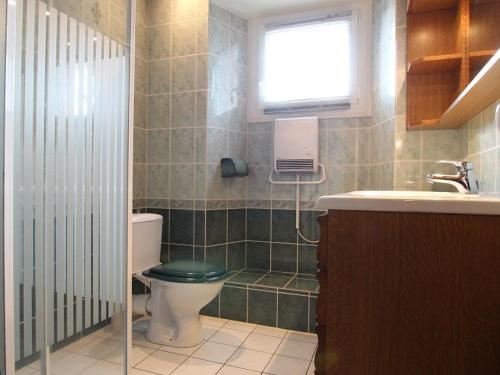 レ・ゼスターブルにあるGîte Les Estables, 4 pièces, 6 personnes - FR-1-582-143のバスルーム(トイレ、洗面台付)、窓が備わります。